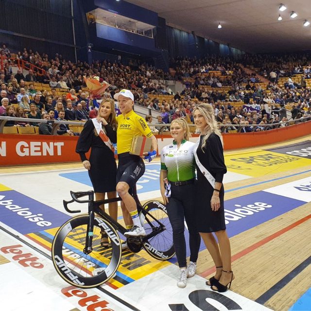 De 100ste editie van de Lotto Zesdaagse in ‘t Kuipke te Gent ging op 15 november van start. Gisteren streden de renners om de titel in de grote prijs Puro 🚴🏼 Jules Hesters ging met de overwinning aan de haal🏆 En daarna was het natuurlijk tijd om zijn eerste plaats te vieren met een heerlijke kop Puro koffie. 
Proficiat Jules! 👍

#purocoffee #coffeeathome #lottozesdaagse #tkuipke #wielrennen #baanwielrennen #groteprijspuro #fairtrade #purofairtradecoffee