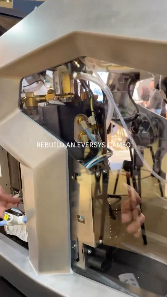 Watch as our barista @3rjon reassembles the Eversys Cameo in less than 5 minutes! 💨 @eversyshq embodies quality, speed, and efficiency. Perfect for every barista! ☕️
#coffee #miko #bruynooghekoffie #puro #eversyscameo #eversys