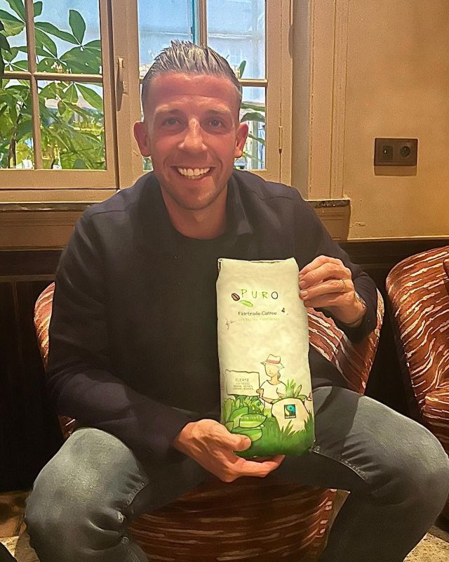 This week, footballer @tobyalderweireld announced that he will be ending his impressive football career at the end of this season. With a remarkable history at top clubs like Ajax, Tottenham, Antwerp and the Belgian national team, he has left a lasting mark on the world of football. As he transitions to new challenges, he continues to value quality – as shown with a pack of Puro coffee in hand. ☕️🌍
 
We wish Toby all the best in the next chapter of his career. ☕ 

#tobyalderweireld #puro #purocoffee #coffee #footballer #fairtrade #savingtherainforest #purofairtradecoffee #coffeelover #coffeetime #sustainability